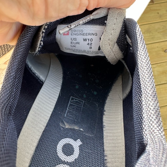 On cloud running shoes - Picture 5 of 8